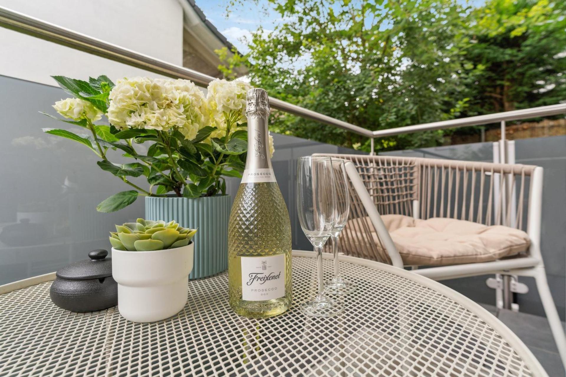 Zwei Apartments Fuer Bis Zu 8 Personen Zentral, Modern, Mit Terrasse & Balkon Bielefeld Buitenkant foto